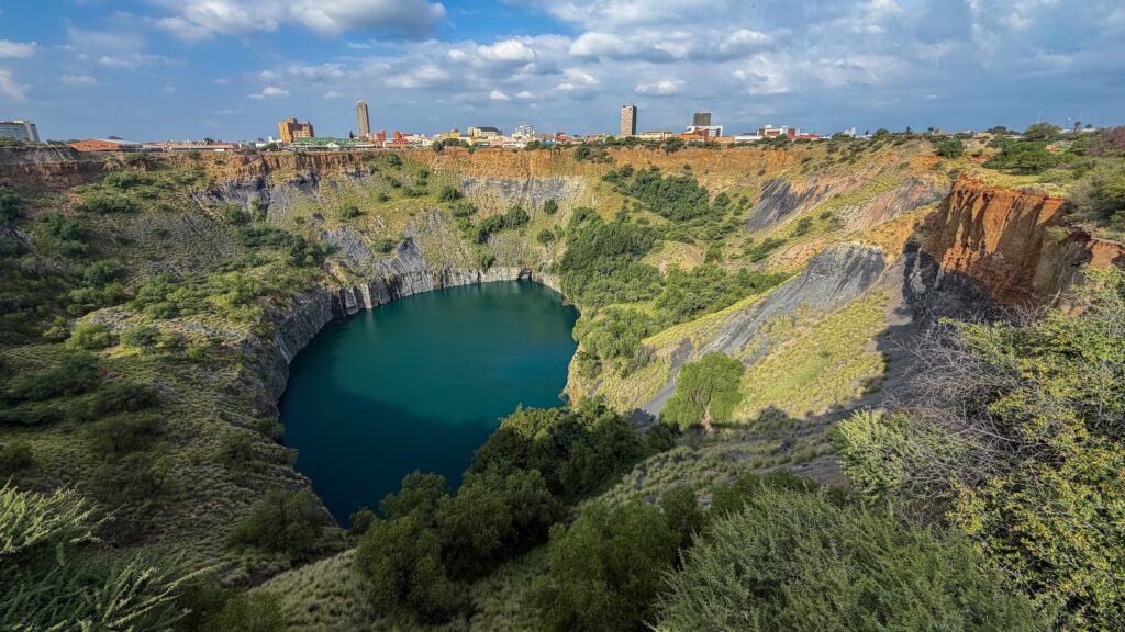 Kimberley Big Hole mit Stadt im Hintergrund